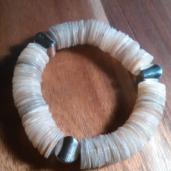 White Color Shell Stretch Bracelet - Picture 8 of 10